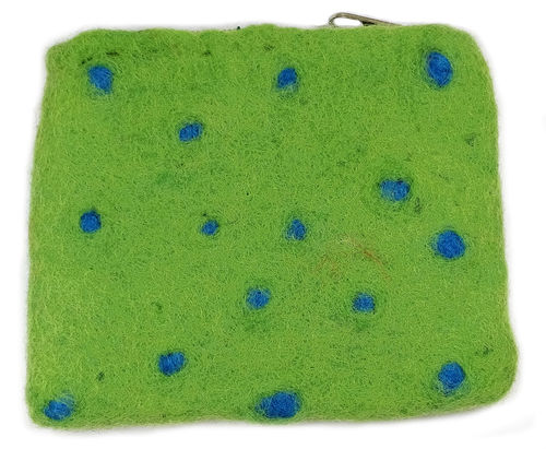 Handgefilztes Täschchen mit Reißverschluss, 14,5 x 11 cm, Punkte, grün