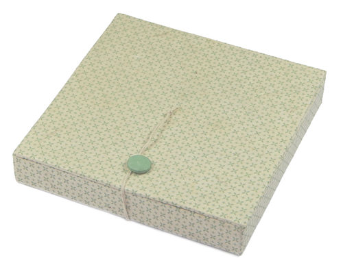 Box mit Klappdeckel, Knopfverschluß, 15x15x2,5cm