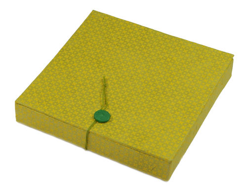 Box mit Klappdeckel, Knopfverschluß, 15x15x2,5cm, kl. und gr. Kreuze,
