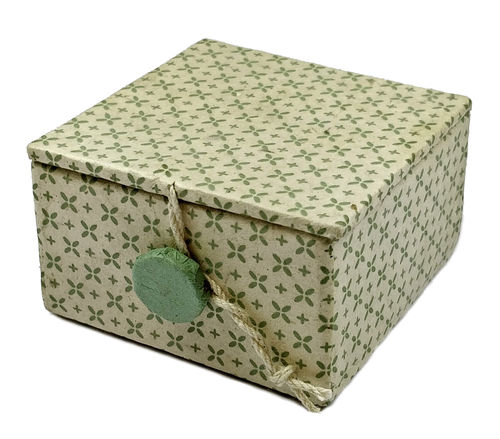 Box mit Klappdeckel, Knopfverschluß, 6x6x3,5cm, kl. und gr. Kreuze, natur / seegrün