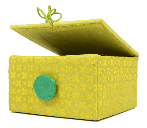 Box mit Klappdeckel, Knopfverschluß, 6x6x3,5cm