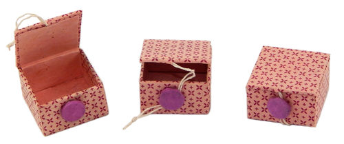 Box mit Klappdeckel, Knopfverschluß, 4x4x2,5cm